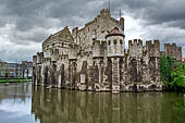 Gent - Il Gravensteen, castello dei Conti di Fiandra Veduta delle mura col fossato 